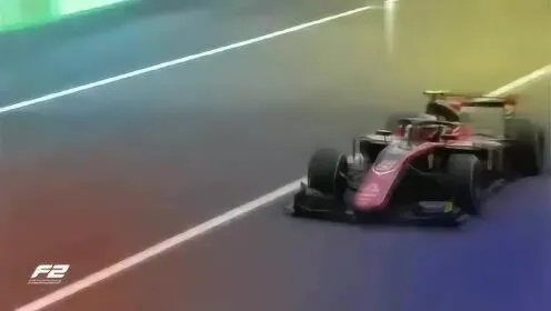 f1赛车启动瞬间，极速冲刺的场面让人惊叹